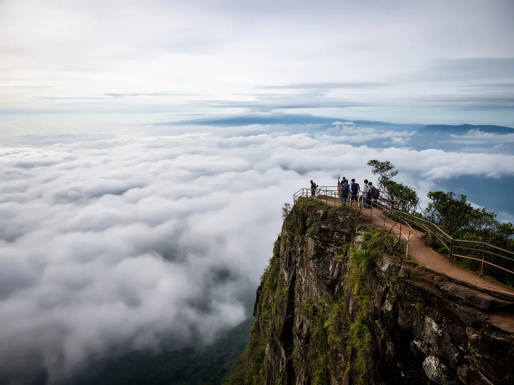 The cliff edge viewpoint at Kew Mae Pan with clouds below
