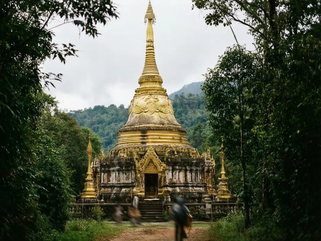 Stupa at Phra Mahathat Naphamethanidon temple near the trail