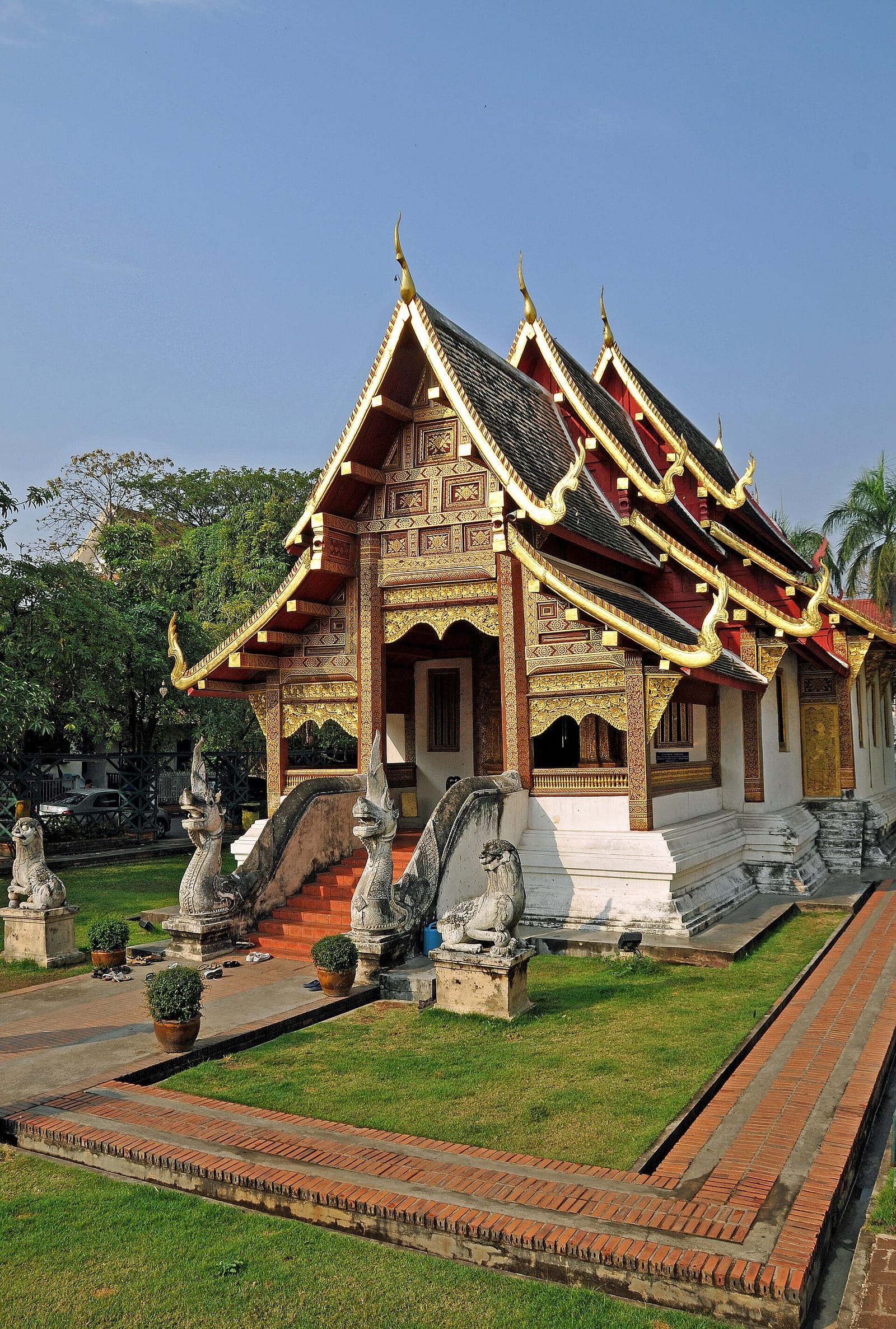 Lai Kham viharn exterior showing the stepped roofline characteristic of Late Lanna architecture